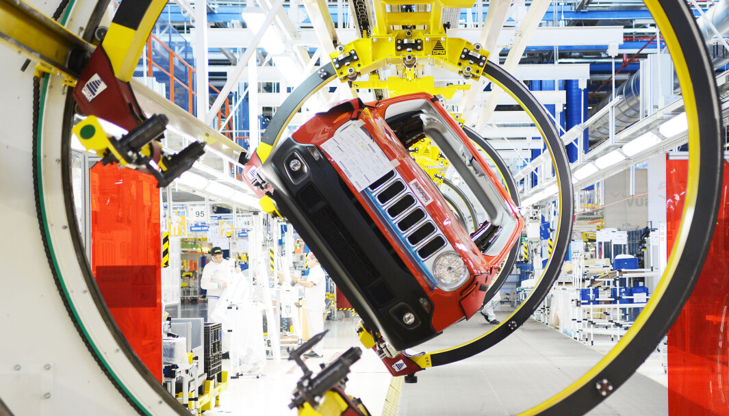 RUNDDANS: En amerikansk Jeep Renegade på fabrikken i italienske Melfi. RUNDDANS: En amerikansk Jeep Renegade på fabrikken i italienske Melfi.