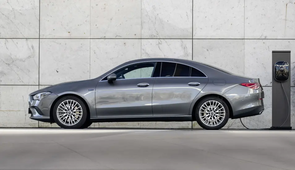 <b>69 KILOMETER:</b> Elegante CLA Coupe skal i teorien komme noen meter lenger enn de to andre. <b>69 KILOMETER:</b> Elegante CLA Coupe skal i teorien komme noen meter lenger enn de to andre.
