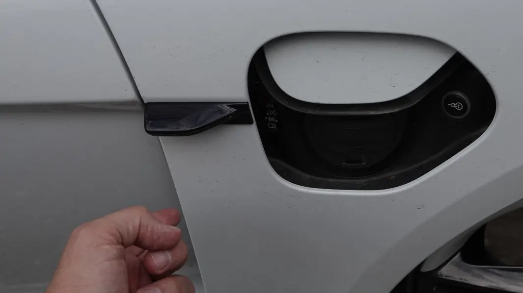 <span class="font-weight-bold" data-lab-font_weight_desktop="font-weight-bold">SERIØST STILIG:</span> Kan en ladeport være noe ekstra? Utvilsomt! På Porsche Taycan åpnes den med et sveip med fingeren. Og den står på høyre siden foran. <span class="font-weight-bold" data-lab-font_weight_desktop="font-weight-bold">SERIØST STILIG:</span> Kan en ladeport være noe ekstra? Utvilsomt! På Porsche Taycan åpnes den med et sveip med fingeren. Og den står på høyre siden foran.