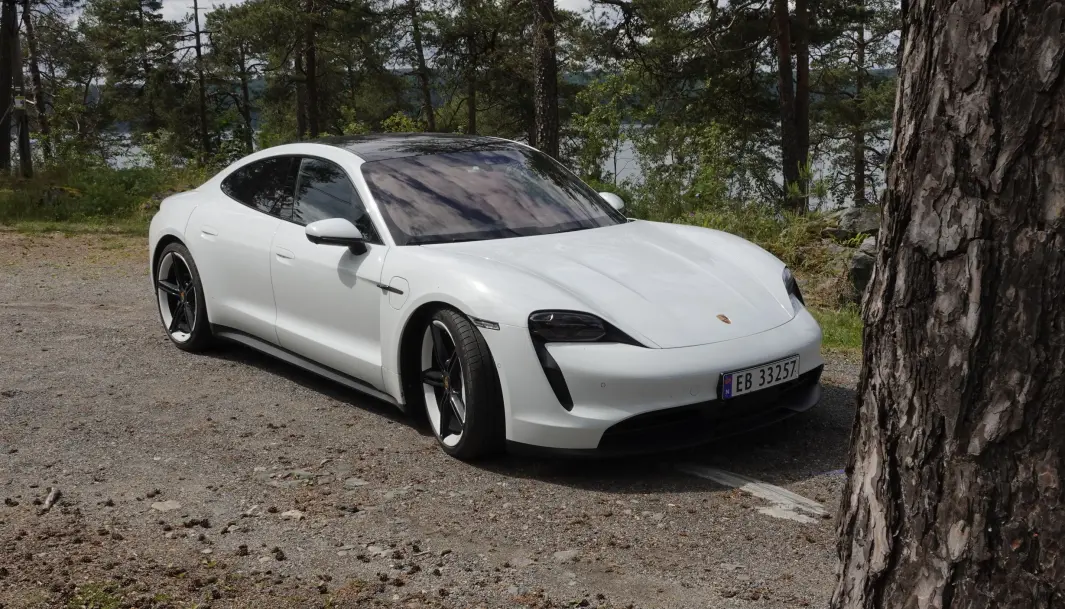 <span class=" font-weight-bold" data-lab-font_weight_desktop="font-weight-bold">SAMME FORM: </span>Det er enkelt å se likhetstrekkene mellom Audi GT og Porsche Taycan. Karosseriformen er identisk, bare lyktedesignet og små deltaljer skiller. <span class=" font-weight-bold" data-lab-font_weight_desktop="font-weight-bold">SAMME FORM: </span>Det er enkelt å se likhetstrekkene mellom Audi GT og Porsche Taycan. Karosseriformen er identisk, bare lyktedesignet og små deltaljer skiller.