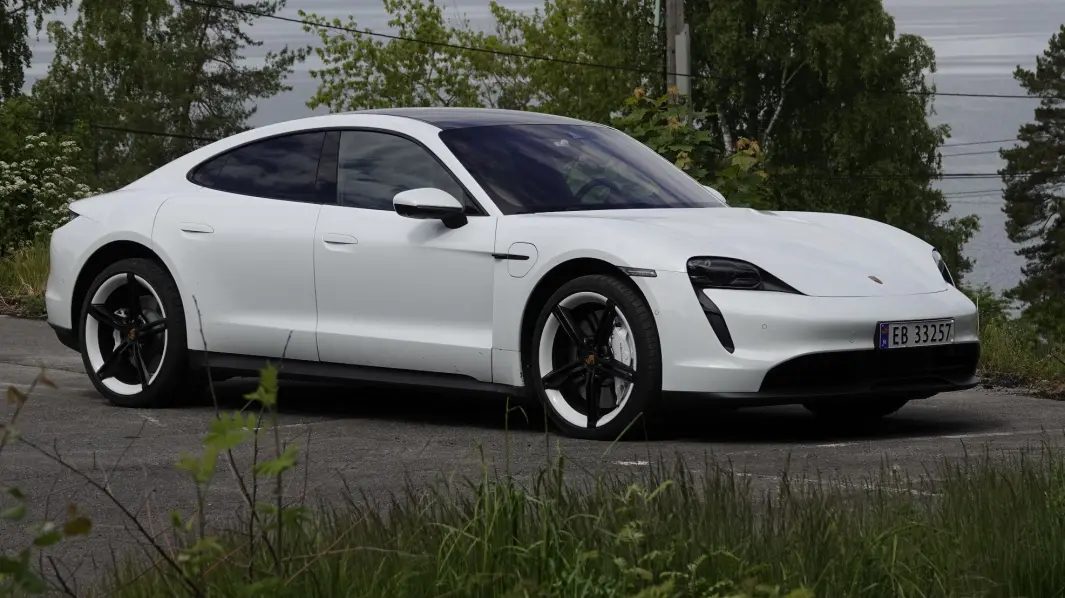 SALGSVINNER? I hvert fall ble det solgt flere eksemplarer av denne modellen – Porsche Taycan – enn av alle bensinbiler til sammen i årets første måned. SALGSVINNER? I hvert fall ble det solgt flere eksemplarer av denne modellen – Porsche Taycan – enn av alle bensinbiler til sammen i årets første måned.