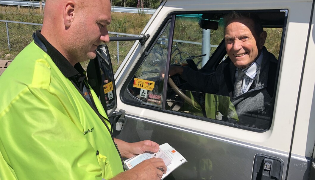 <b>VETERAN:</b> Alt var i orden hos bobilsjåfør Torleif Jørgen Andersen (94), konstaterer kontrolleder Bjørn Uno Rogneby. <b>VETERAN:</b> Alt var i orden hos bobilsjåfør Torleif Jørgen Andersen (94), konstaterer kontrolleder Bjørn Uno Rogneby.