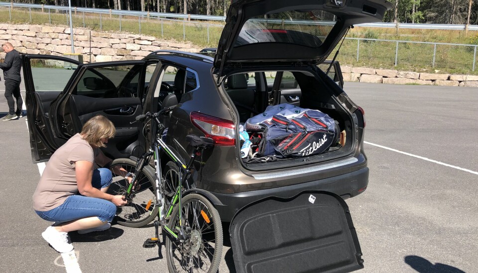 OMPAKKING: Anne-Brit Hansen fra Oslo må pakke om og få plass til sykkelen i kupeen, før hun kan fortsette ferieturen med sykkelen.