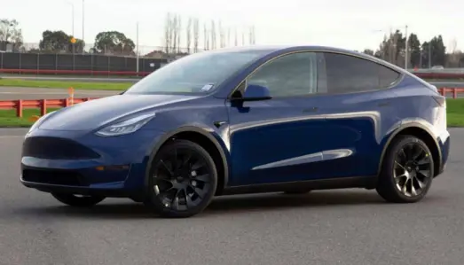 <b>TESLA MODEL Y.</b> Helelektrisk.Batteri 75 kWt. Rekkevidde opptil 505 km. Pris fra 534.900 kroner. 4WD: Ja. Tilhengerfeste: Ja, 1.600 kg. <b>TESLA MODEL Y.</b> Helelektrisk.Batteri 75 kWt. Rekkevidde opptil 505 km. Pris fra 534.900 kroner. 4WD: Ja. Tilhengerfeste: Ja, 1.600 kg.