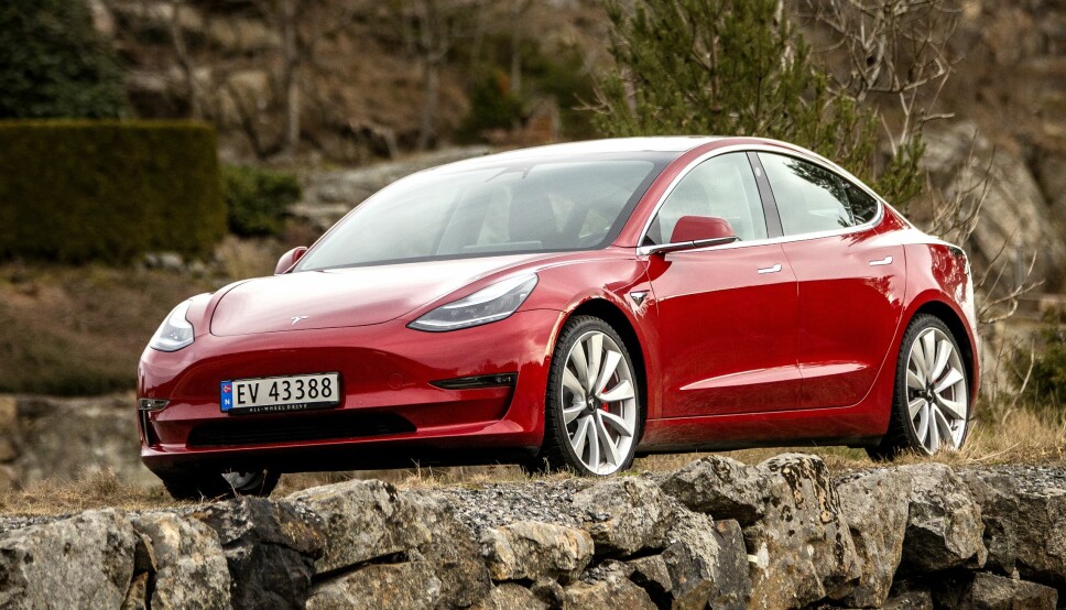 PRISES NED: Tesla Model 3 blir opptil 40.000 billigere. Model S går ned med 28.000 kroner, .