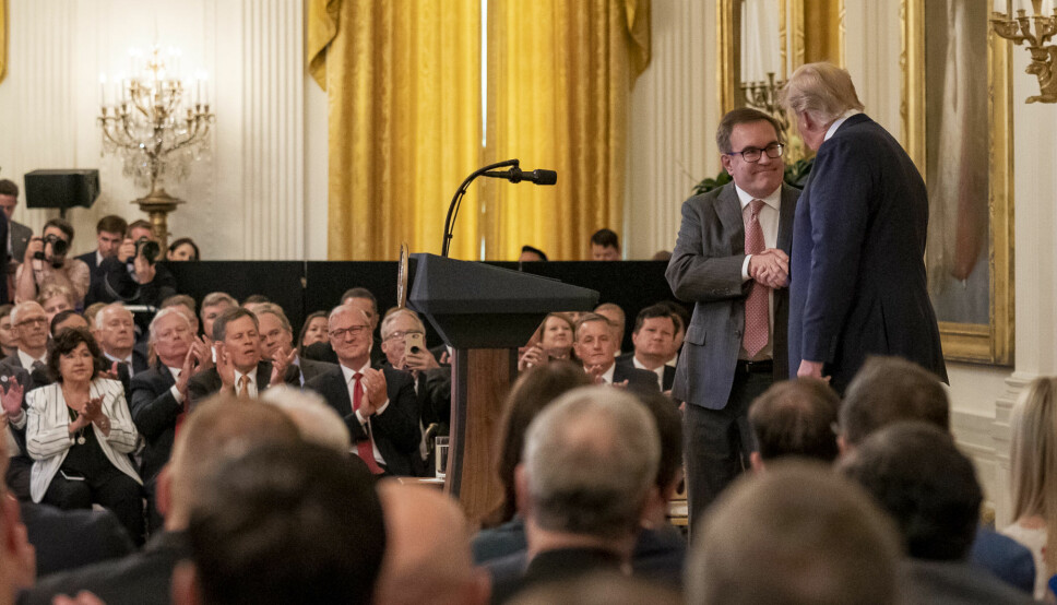 TAKK SKAL DU HA! EPA-sjef Andrew Wheeler gratulereres av president Donald Trump under et arrangement i Det hvite hus i juli 2019.