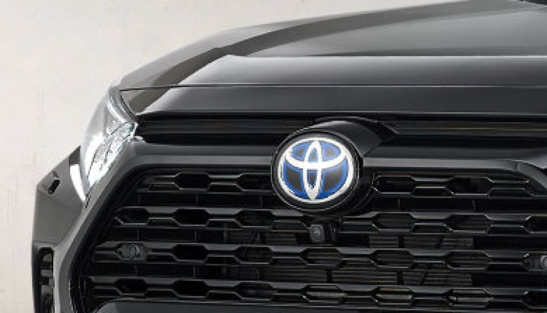 NUMMER 1: Toyota-logoen på nye RAV4 Black Edition NUMMER 1: Toyota-logoen på nye RAV4 Black Edition