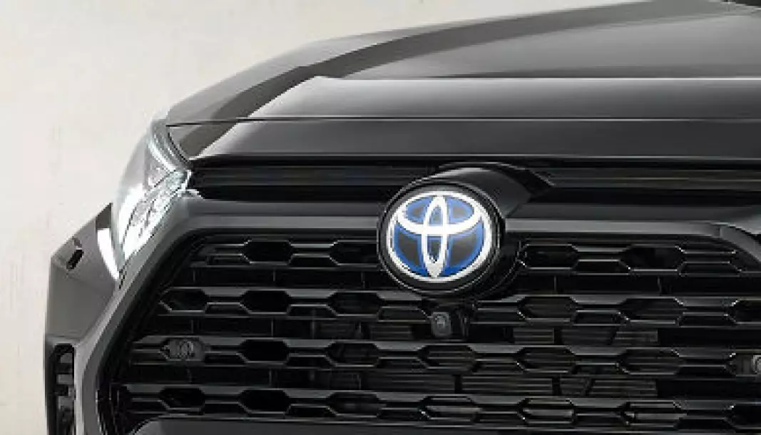 NUMMER 1: Toyota-logoen på nye RAV4 Black Edition