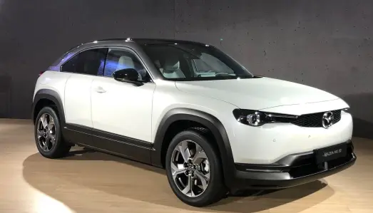 <b>MAZDA MX-30:</b> Helelektrisk. Batteri: 35,5 kWt, Rekkevidde: Ca. 200 km, Pris fra: 259.000 kr, 4WD: Nei, Tilhengerfeste: Nei. <b>MAZDA MX-30:</b> Helelektrisk. Batteri: 35,5 kWt, Rekkevidde: Ca. 200 km, Pris fra: 259.000 kr, 4WD: Nei, Tilhengerfeste: Nei.