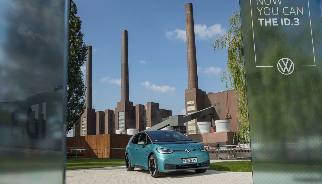 RETT FRA FABRIKKEN: Nye VW ID.3 foran VW-hovedkvarteret i Wolfsburg. RETT FRA FABRIKKEN: Nye VW ID.3 foran VW-hovedkvarteret i Wolfsburg.