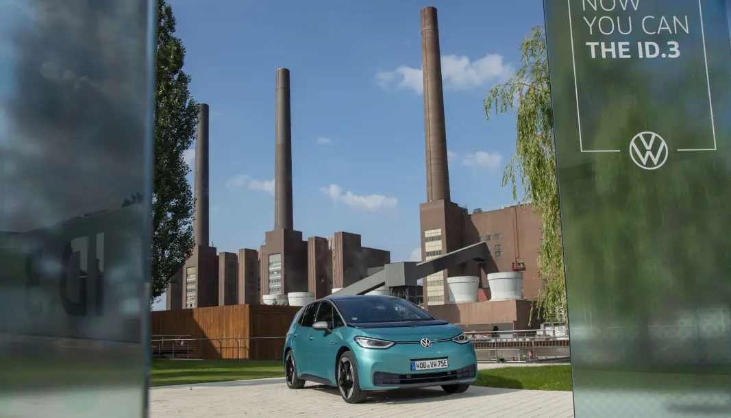 RETT FRA FABRIKKEN: Nye VW ID.3 foran VW-hovedkvarteret i Wolfsburg. RETT FRA FABRIKKEN: Nye VW ID.3 foran VW-hovedkvarteret i Wolfsburg.