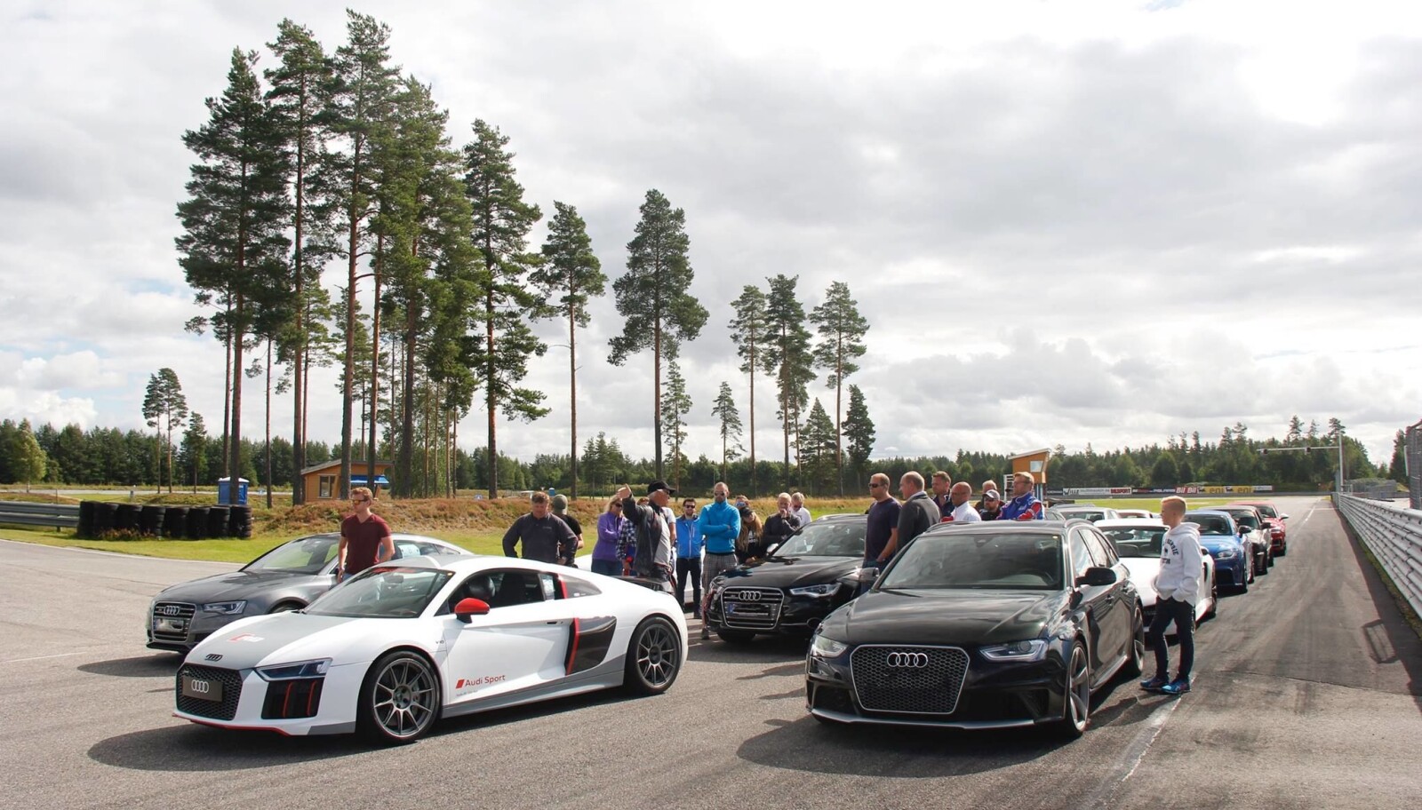 <b>KLUBBMØTE:</b> Samling i Audi Club Norway, som er foreningen for alle Audi-eiere og arrangerer treff med motorsport i fokus. Her på Vålerbanen i Braskereidfoss. <b>KLUBBMØTE:</b> Samling i Audi Club Norway, som er foreningen for alle Audi-eiere og arrangerer treff med motorsport i fokus. Her på Vålerbanen i Braskereidfoss.