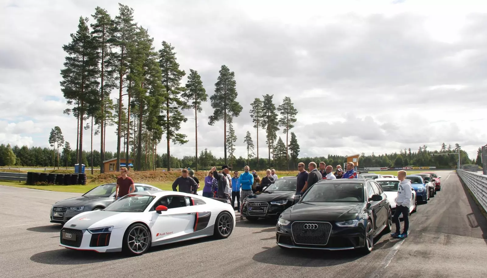 <b>KLUBBMØTE:</b> Samling i Audi Club Norway, som er foreningen for alle Audi-eiere og arrangerer treff med motorsport i fokus. Her på Vålerbanen i Braskereidfoss.