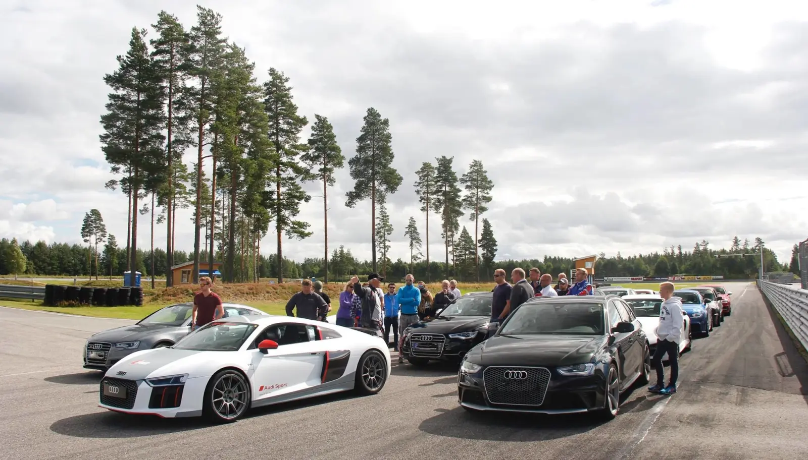<b>KLUBBMØTE:</b> Samling i Audi Club Norway, som er foreningen for alle Audi-eiere og arrangerer treff med motorsport i fokus. Her på Vålerbanen i Braskereidfoss. <b>KLUBBMØTE:</b> Samling i Audi Club Norway, som er foreningen for alle Audi-eiere og arrangerer treff med motorsport i fokus. Her på Vålerbanen i Braskereidfoss.