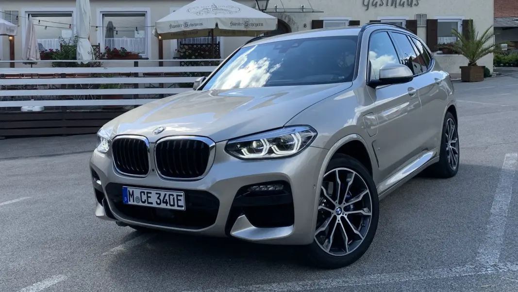 LADBAR SUKSESS: Vi har kjørt den ladbare versjonen av BMWs bestselgende SUV. LADBAR SUKSESS: Vi har kjørt den ladbare versjonen av BMWs bestselgende SUV.