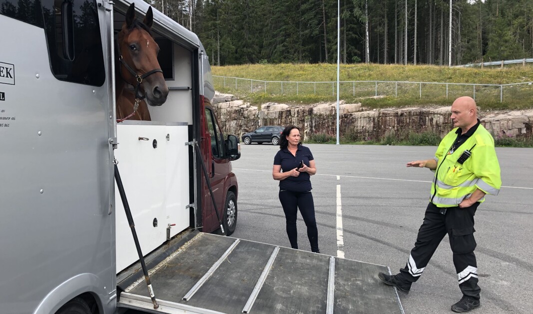 EN HEST FOR MYE: Tone Britt Madsen ble stanset med en hest i overvekt. Kontrolleder Bjørn Uno Rogneby forklarer reglene. EN HEST FOR MYE: Tone Britt Madsen ble stanset med en hest i overvekt. Kontrolleder Bjørn Uno Rogneby forklarer reglene.