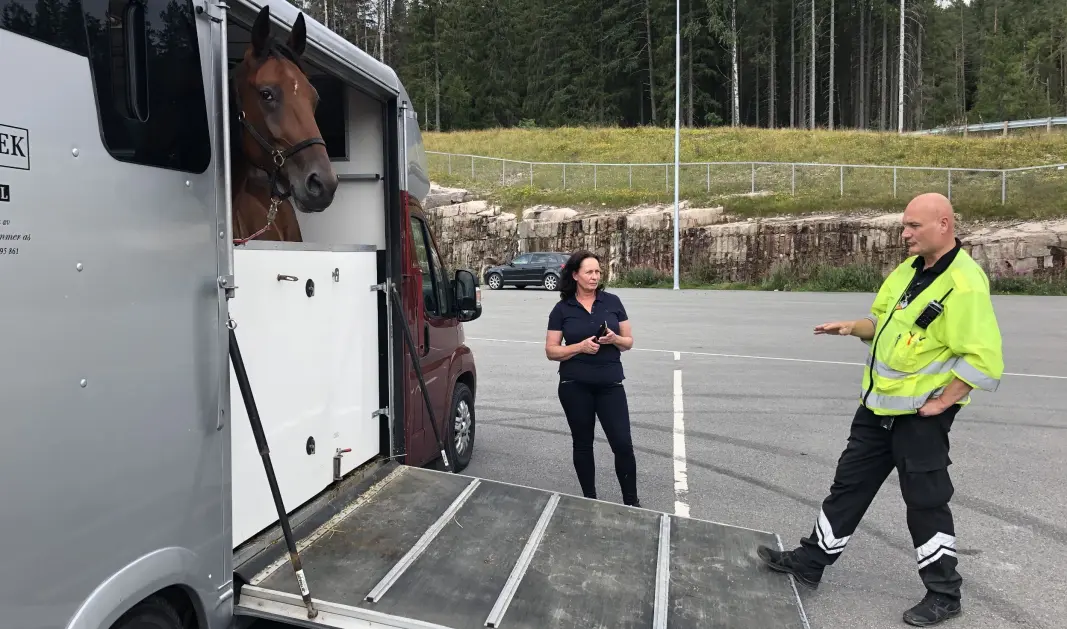 EN HEST FOR MYE: Tone Britt Madsen ble stanset med en hest i overvekt. Kontrolleder Bjørn Uno Rogneby forklarer reglene. EN HEST FOR MYE: Tone Britt Madsen ble stanset med en hest i overvekt. Kontrolleder Bjørn Uno Rogneby forklarer reglene.