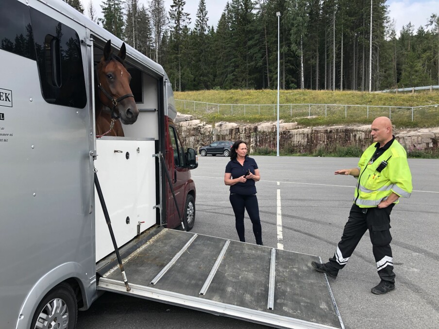 EN HEST FOR MYE: Tone Britt Madsen blir litt skjelven når hun stanses med en hest i overvekt. Kontrolleder Bjørn Uno Rogneby forklarer reglene, før hun veies på nytt med en hest mindre.