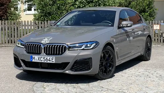 <b>BMW 545E XDRIVE.</b> Ladehybrid. Drivlinje: 6 sylindret 3,0-liters bensin turbo + elmotor. Effekt: 392 hk. <b>BMW 545E XDRIVE.</b> Ladehybrid. Drivlinje: 6 sylindret 3,0-liters bensin turbo + elmotor. Effekt: 392 hk.