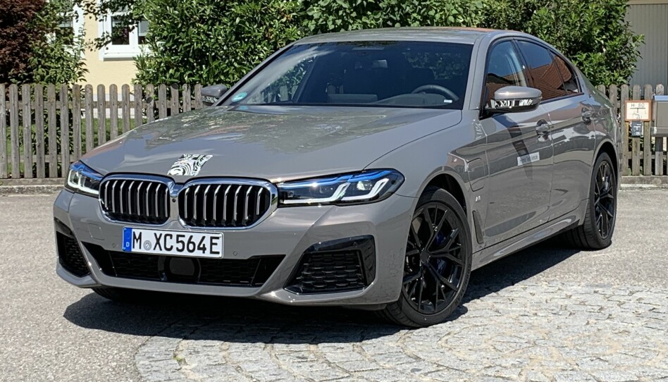 BMW 545E XDRIVE. Ladehybrid. Drivlinje: 6 sylindret 3,0-liters bensin turbo + elmotor. Effekt: 392 hk.