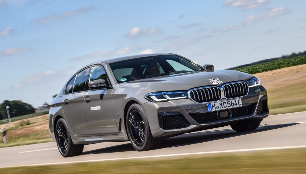 HYBRID-RÅSKINN: Her får Motors utsendte, som en av de aller første, kjøre nye 545e. HYBRID-RÅSKINN: Her får Motors utsendte, som en av de aller første, kjøre nye 545e.