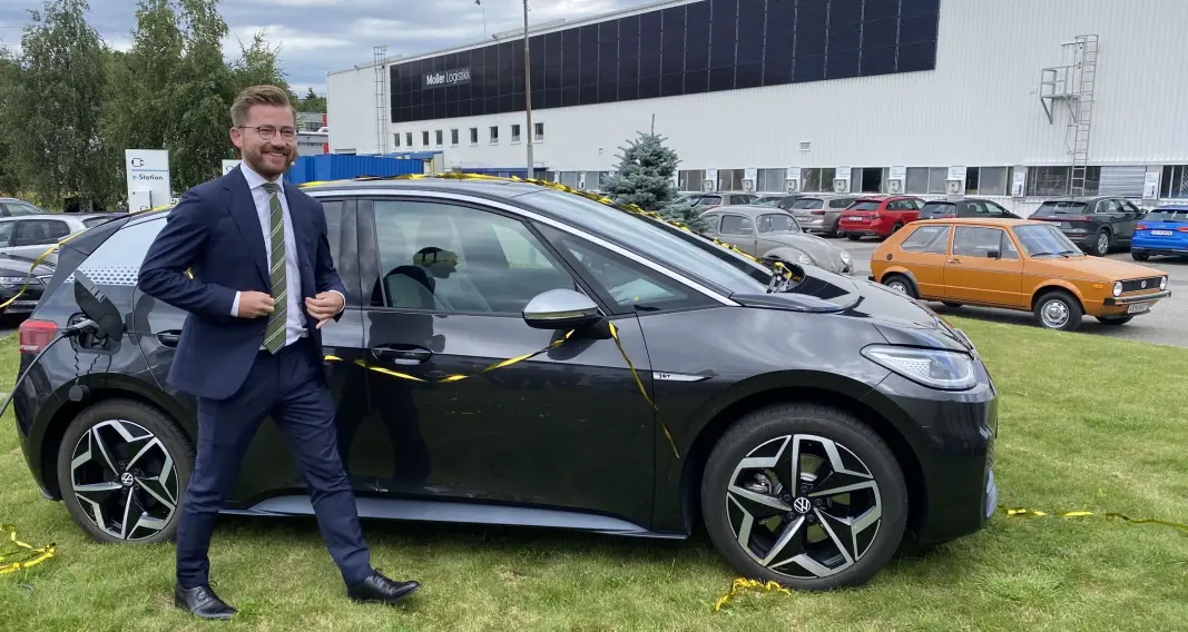 <b>RYGGEN MOT VEGGEN:</b> Sveinung Rotevatn med Møller-byggets store solcellevegg i bakgrunnen. Og mellom dem tre VW-ikoner: Bobla, Golf og nye ID.3. <b>RYGGEN MOT VEGGEN:</b> Sveinung Rotevatn med Møller-byggets store solcellevegg i bakgrunnen. Og mellom dem tre VW-ikoner: Bobla, Golf og nye ID.3.