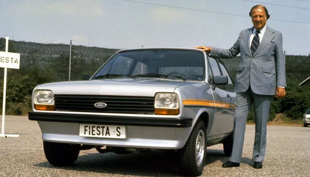 <b>LEGENDE:</b> Ford Fiesta av første generasjon flankert av Henry Ford av tredje generasjon. Sønnesønnen til grunnleggeren var administrerende direktør og styreformann i Ford i en årrekke.