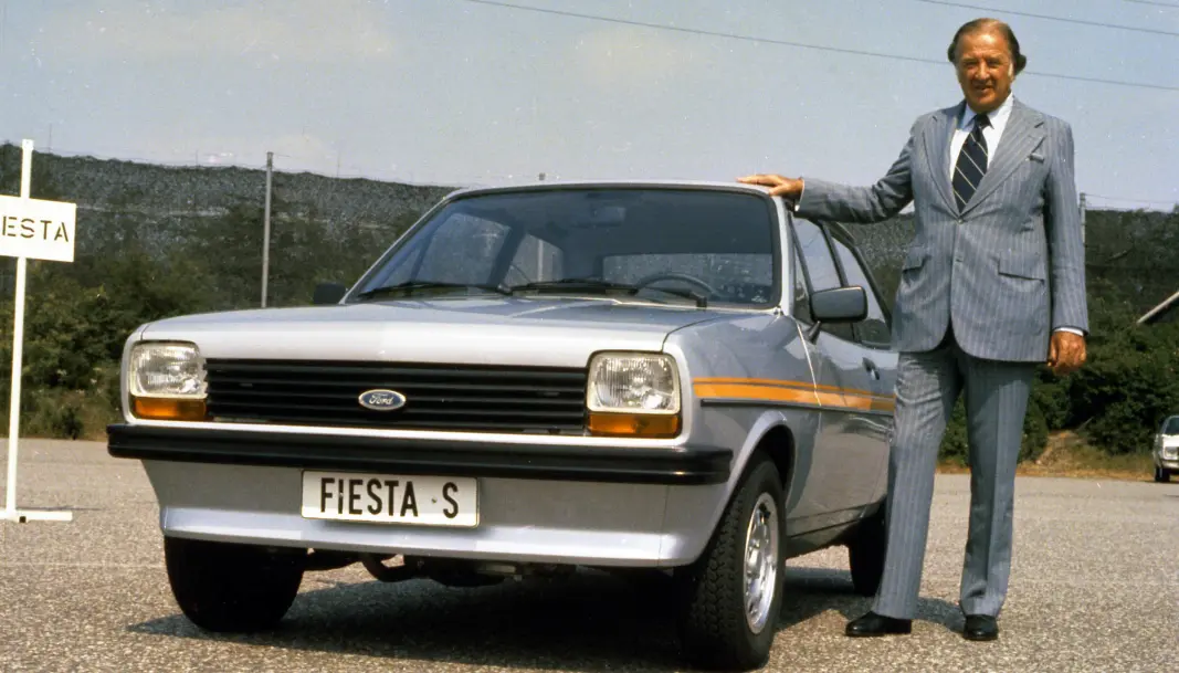 <b>LEGENDE:</b> Ford Fiesta av første generasjon flankert av Henry Ford av tredje generasjon. Sønnesønnen til grunnleggeren var administrerende direktør og styreformann i Ford i en årrekke. <b>LEGENDE:</b> Ford Fiesta av første generasjon flankert av Henry Ford av tredje generasjon. Sønnesønnen til grunnleggeren var administrerende direktør og styreformann i Ford i en årrekke.