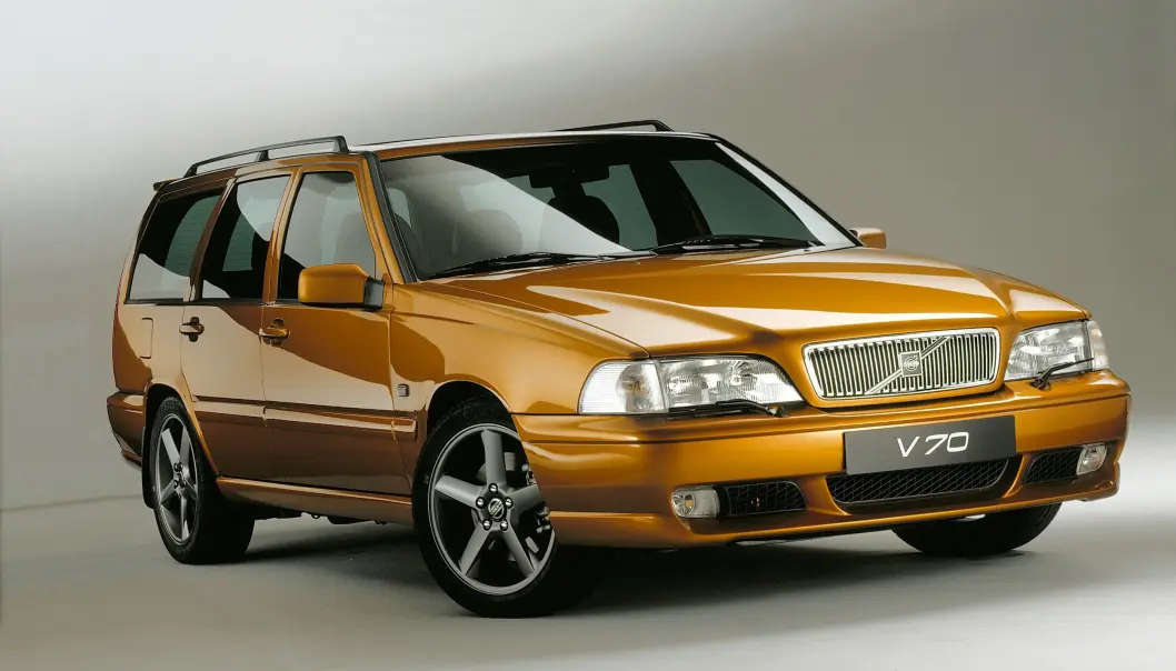 <b>BESTSELGER:</b> Takket være det norske avgiftssystemet, ble en stor og komfortabel V70 en rimelig bil med en liten fransk dieselmotor på 109 hester under panseret. Her er V70-generasjonen før den store bestselgeren. <b>BESTSELGER:</b> Takket være det norske avgiftssystemet, ble en stor og komfortabel V70 en rimelig bil med en liten fransk dieselmotor på 109 hester under panseret. Her er V70-generasjonen før den store bestselgeren.