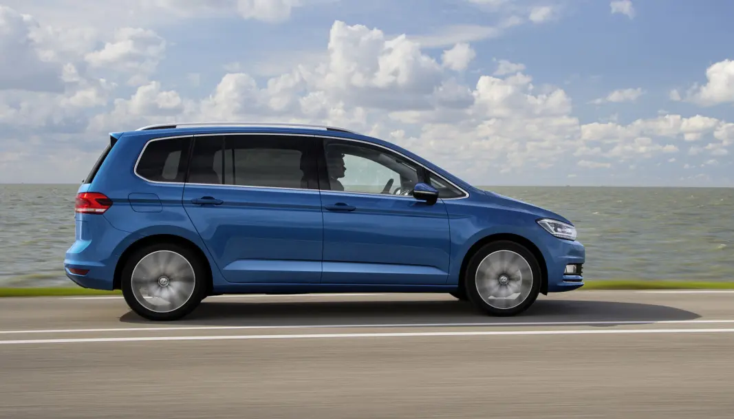<b>PRAKTISK:</b> Med sitt funksjonelle og kompakte karosseri med plass til sju, ble VW Touran en stor familiefavoritt. Her er en av de nyeste modellene, 2015-utgaven. <b>PRAKTISK:</b> Med sitt funksjonelle og kompakte karosseri med plass til sju, ble VW Touran en stor familiefavoritt. Her er en av de nyeste modellene, 2015-utgaven.