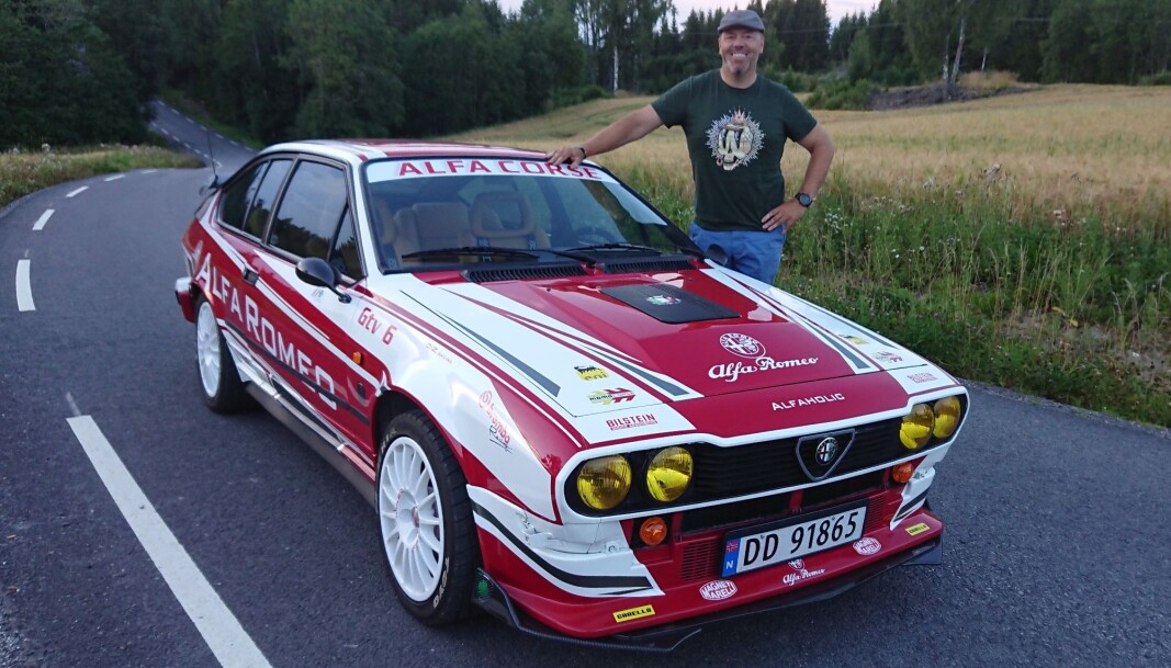 <b>EKTE KJÆRLIGHET:</b> Alfa-klubb-medlem Eirik Nordbye med varsom hånd på sin Alfa GTV 3.0 V6 1983. <b>EKTE KJÆRLIGHET:</b> Alfa-klubb-medlem Eirik Nordbye med varsom hånd på sin Alfa GTV 3.0 V6 1983.