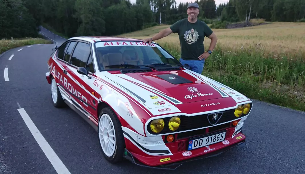 <b>EKTE KJÆRLIGHET:</b> Alfa-klubb-medlem Eirik Nordbye med varsom hånd på sin Alfa GTV 3.0 V6 1983.