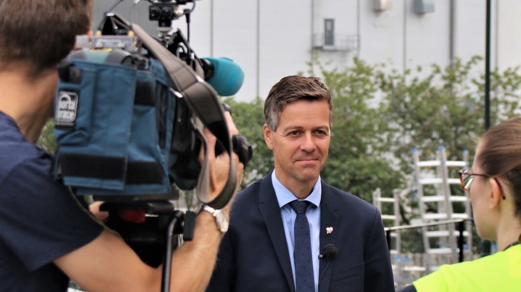 – VIL BEDRE FORBRUKERVERNET: Samferdselsminister Knut Arild Hareide mener et offentlig tilgjengelig skaderegister for bil vil styrke trafikksikkerheten. – VIL BEDRE FORBRUKERVERNET: Samferdselsminister Knut Arild Hareide mener et offentlig tilgjengelig skaderegister for bil vil styrke trafikksikkerheten.