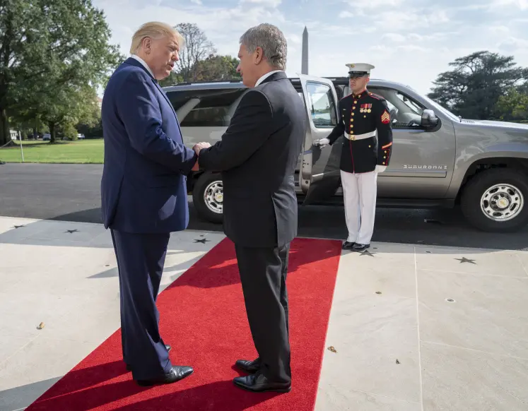 <b>OG HVIS DU LURER PÅ VINTERDEKK…: </b>Donald Trump takker farvel til den finske presidenten Sauli Niinistö etter besøk i Det Hvite hus i oktober i fjor. Bilen i bakgrunnen har Goodyear-dekk, ikke Nokian. <b>OG HVIS DU LURER PÅ VINTERDEKK…: </b>Donald Trump takker farvel til den finske presidenten Sauli Niinistö etter besøk i Det Hvite hus i oktober i fjor. Bilen i bakgrunnen har Goodyear-dekk, ikke Nokian.