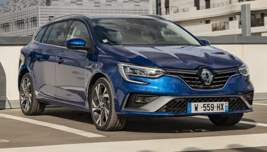 <b>RENAULT MEGANE:</b> Ladehybrid: 1,2 liters bensin turbo + elmotor. Effekt: 150 hk. <b>RENAULT MEGANE:</b> Ladehybrid: 1,2 liters bensin turbo + elmotor. Effekt: 150 hk.