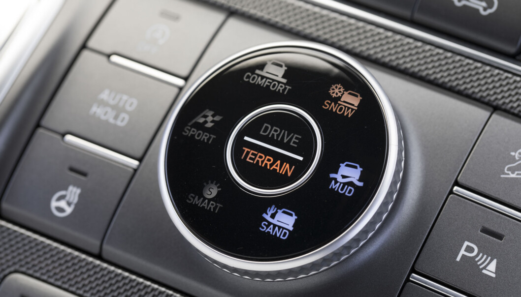 AVANSERT FIREHJULSDRIFT: Via denne nye bryteren får Hyundai Santa Fe reale terrengegenskaper. AVANSERT FIREHJULSDRIFT: Via denne nye bryteren får Hyundai Santa Fe reale terrengegenskaper.