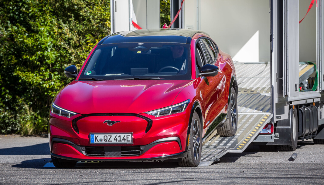 UTEN TAKSTATIV: Forrige uke kom den første Ford Mustang Mach-e til Norge uten takstativ, og slik blir det. UTEN TAKSTATIV: Forrige uke kom den første Ford Mustang Mach-e til Norge uten takstativ, og slik blir det.