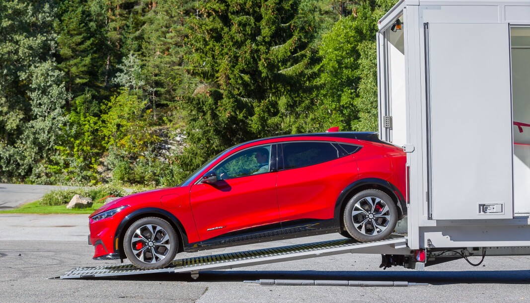 TITT-TEI! Her ruller Ford Mustang Mach-e ned på norsk jord for testkjøring. TITT-TEI! Her ruller Ford Mustang Mach-e ned på norsk jord for testkjøring.