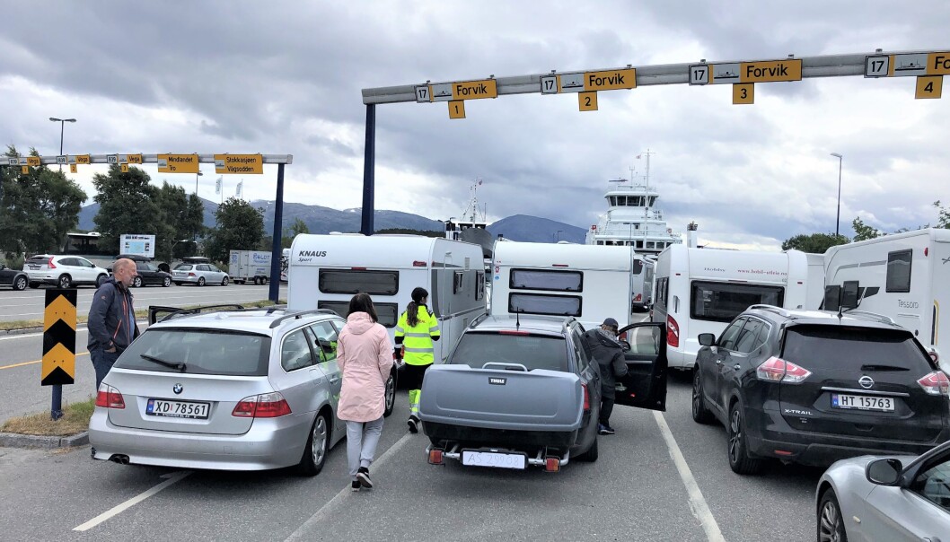 SLIK GJØRES DET: På ferjeleiene registrerer ferjemannskapene (her i gul uniform) kjøretøyene. Dette bildet er fra Tjøtta ferjeleie på Helgeland. SLIK GJØRES DET: På ferjeleiene registrerer ferjemannskapene (her i gul uniform) kjøretøyene. Dette bildet er fra Tjøtta ferjeleie på Helgeland.