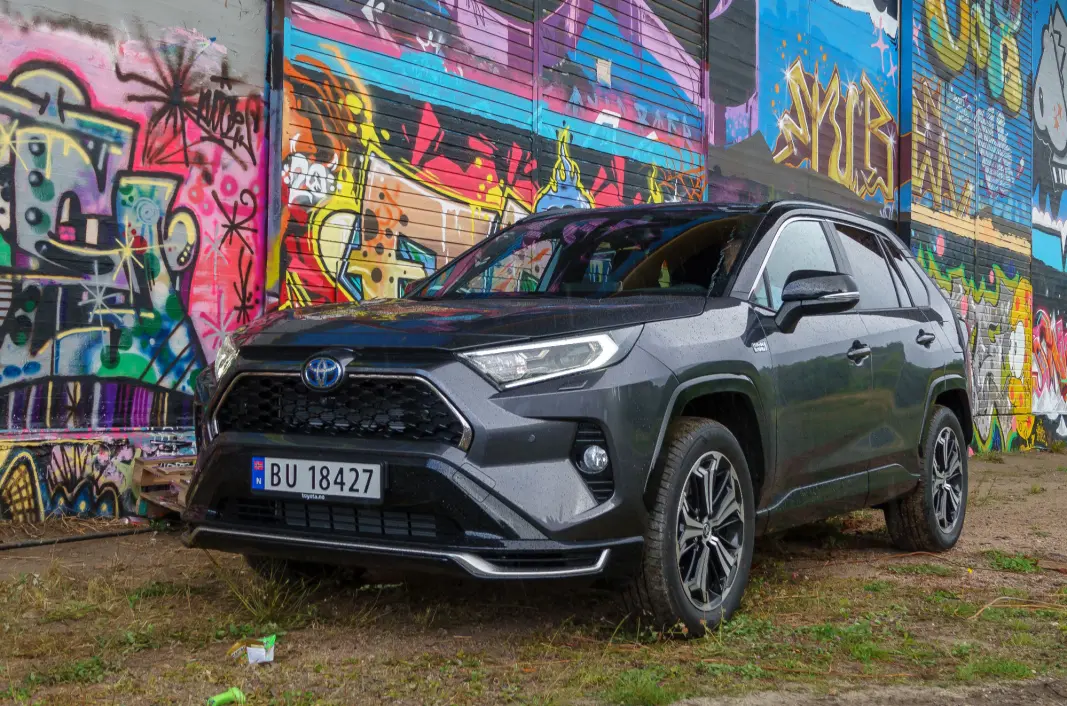 SUKSESSMODELL – OGSÅ I NORGE: Toyota er eneste merke som klarer å briljere i salgstoppen uten elbiler, takket være ladehybrider som RAV4. SUKSESSMODELL – OGSÅ I NORGE: Toyota er eneste merke som klarer å briljere i salgstoppen uten elbiler, takket være ladehybrider som RAV4.