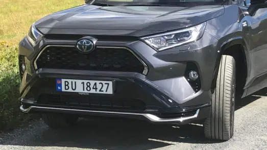 <b>RAV4:</b> Slik ser Toyotas bestselger ut forfra. Den tredelte grillen og de markerte lyktene gir et litt sinna oppsyn. <b>RAV4:</b> Slik ser Toyotas bestselger ut forfra. Den tredelte grillen og de markerte lyktene gir et litt sinna oppsyn.