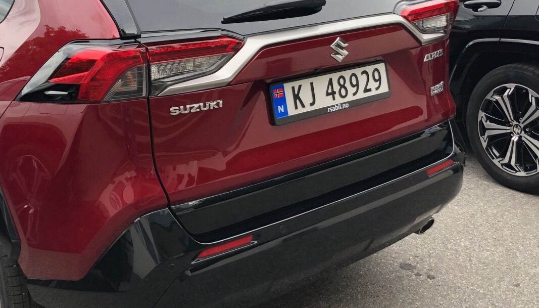 <b>IDENTISK:</b> Bakfra er det kun Suzuki-emblemet som skiller Across fra en RAV4. Rødfargen er ett av totalt seks valg. <b>IDENTISK:</b> Bakfra er det kun Suzuki-emblemet som skiller Across fra en RAV4. Rødfargen er ett av totalt seks valg.