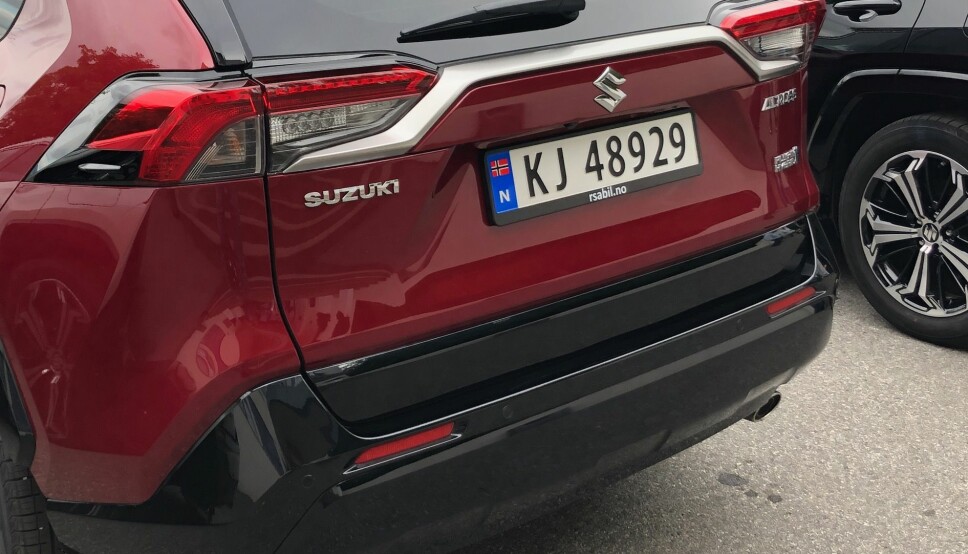 IDENTISK: Bakfra er det kun Suzuki-emblemet som skiller Across fra en RAV4. Rødfargen er ett av totalt seks valg.