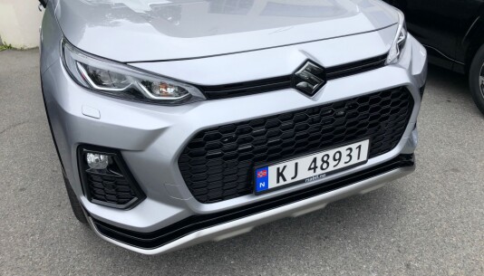 <b>ACROSS: </b>Slik ser Suzukis nykommer ut forfra. Lyktene er lenger og ikke like profilerte. Og grillen er større. <b>ACROSS: </b>Slik ser Suzukis nykommer ut forfra. Lyktene er lenger og ikke like profilerte. Og grillen er større.