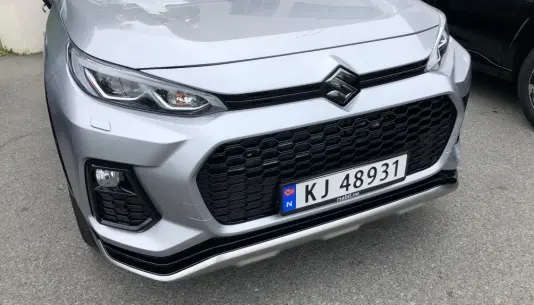 <b>ACROSS: </b>Slik ser Suzukis nykommer ut forfra. Lyktene er lenger og ikke like profilerte. Og grillen er større. <b>ACROSS: </b>Slik ser Suzukis nykommer ut forfra. Lyktene er lenger og ikke like profilerte. Og grillen er større.