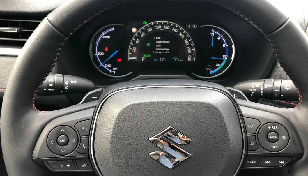 <b>ANDRE INSTRUMENTER</b>: Spesielt interesserte vil se at instrumenteringen i Suzuki er en litt annen enn i RAV4. Og emblemet på rattet er definitivt et annet. <b>ANDRE INSTRUMENTER</b>: Spesielt interesserte vil se at instrumenteringen i Suzuki er en litt annen enn i RAV4. Og emblemet på rattet er definitivt et annet.