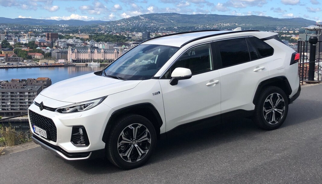 SVEVER HØYT: Suzuki er glade for å ha fått en stor firehjulsdrevet ladehybrid i modellutvalget. SVEVER HØYT: Suzuki er glade for å ha fått en stor firehjulsdrevet ladehybrid i modellutvalget.