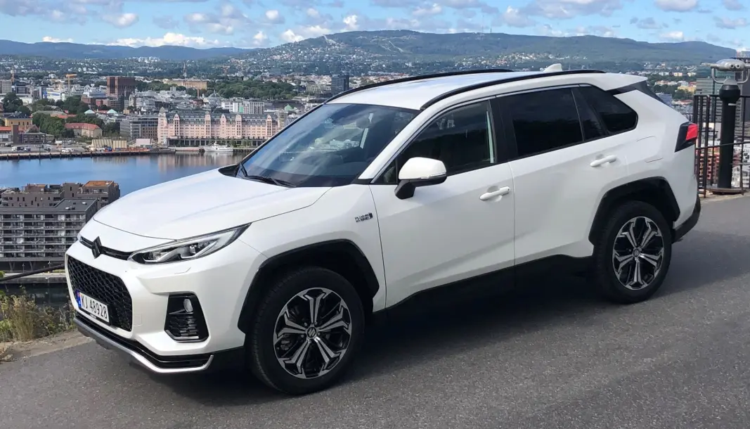 SVEVER HØYT: Suzuki er glade for å ha fått en stor firehjulsdrevet ladehybrid i modellutvalget. SVEVER HØYT: Suzuki er glade for å ha fått en stor firehjulsdrevet ladehybrid i modellutvalget.