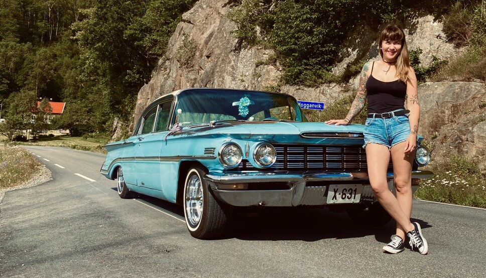 STORMFORELSKET: Cindy Langkaas og hennes 1960 Oldsmobile.