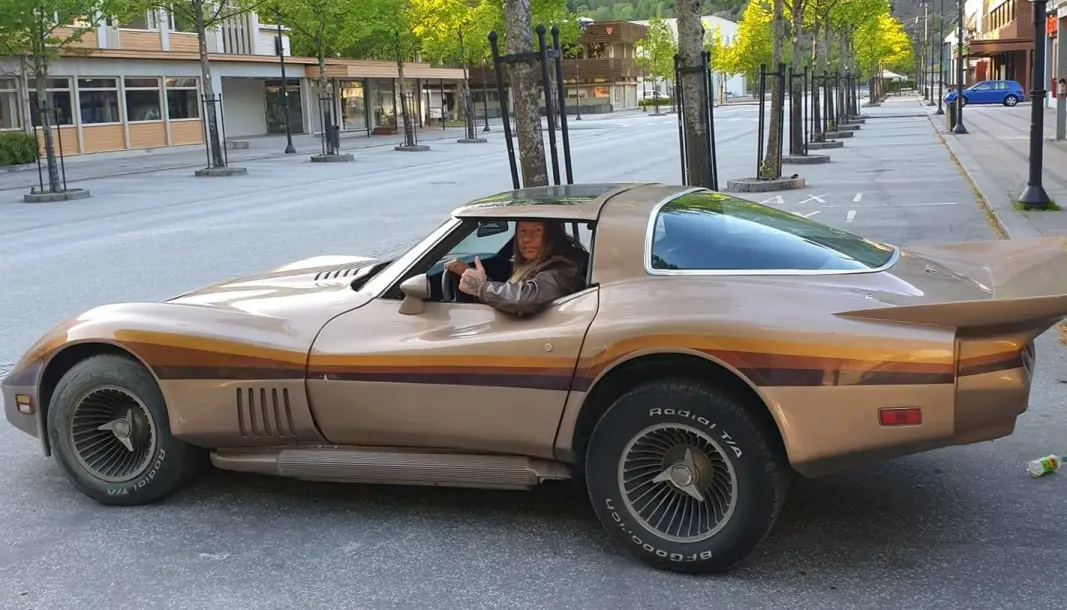 <b>NORGES VAKRESTE?</b> Jan Roger Solemsløkk i Lærdal sentrum med sin Corvette med sidepipes. <b>NORGES VAKRESTE?</b> Jan Roger Solemsløkk i Lærdal sentrum med sin Corvette med sidepipes.